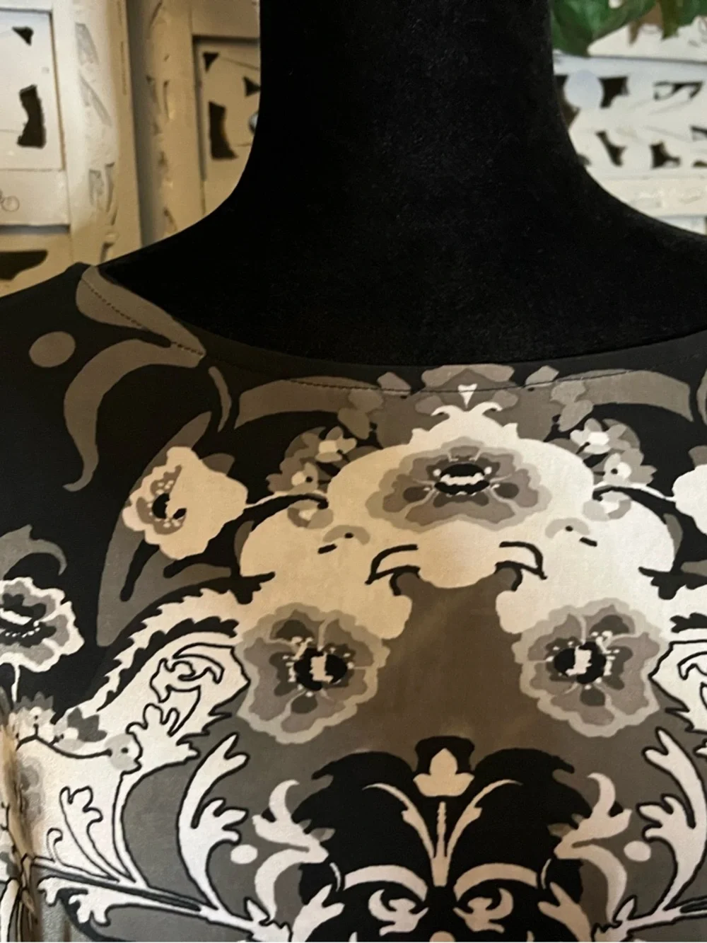 THESIS TOTALLY CUTE BLACK WHITE & GRAY ABSTRACT FLORAL PATTERN PLUS TOP - Picture 3 of 8